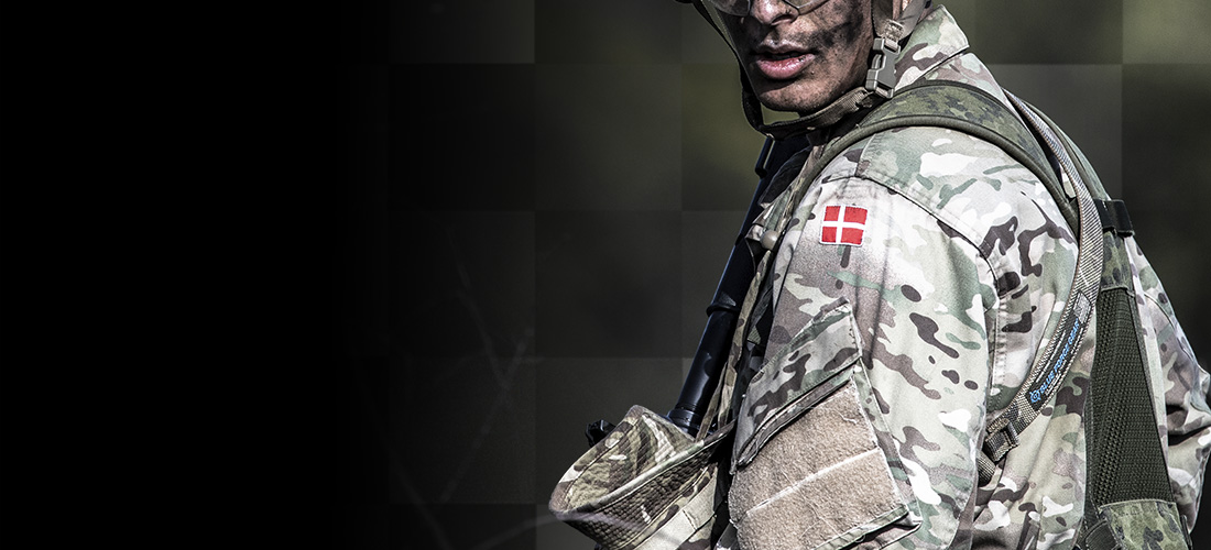 Et billede af en dansk soldat i militæruniform