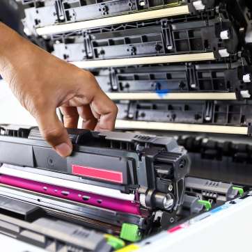 Tekniker skifter toner i laserprinter (FOTO: Shutterstock)