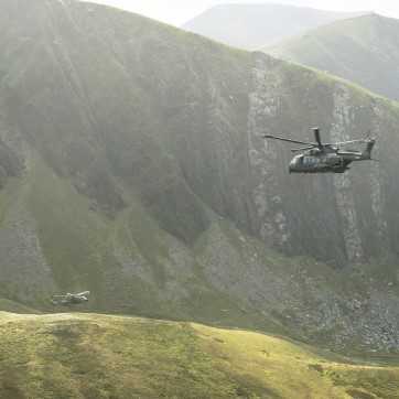 Billede af en helikopter der flyver over et landskab